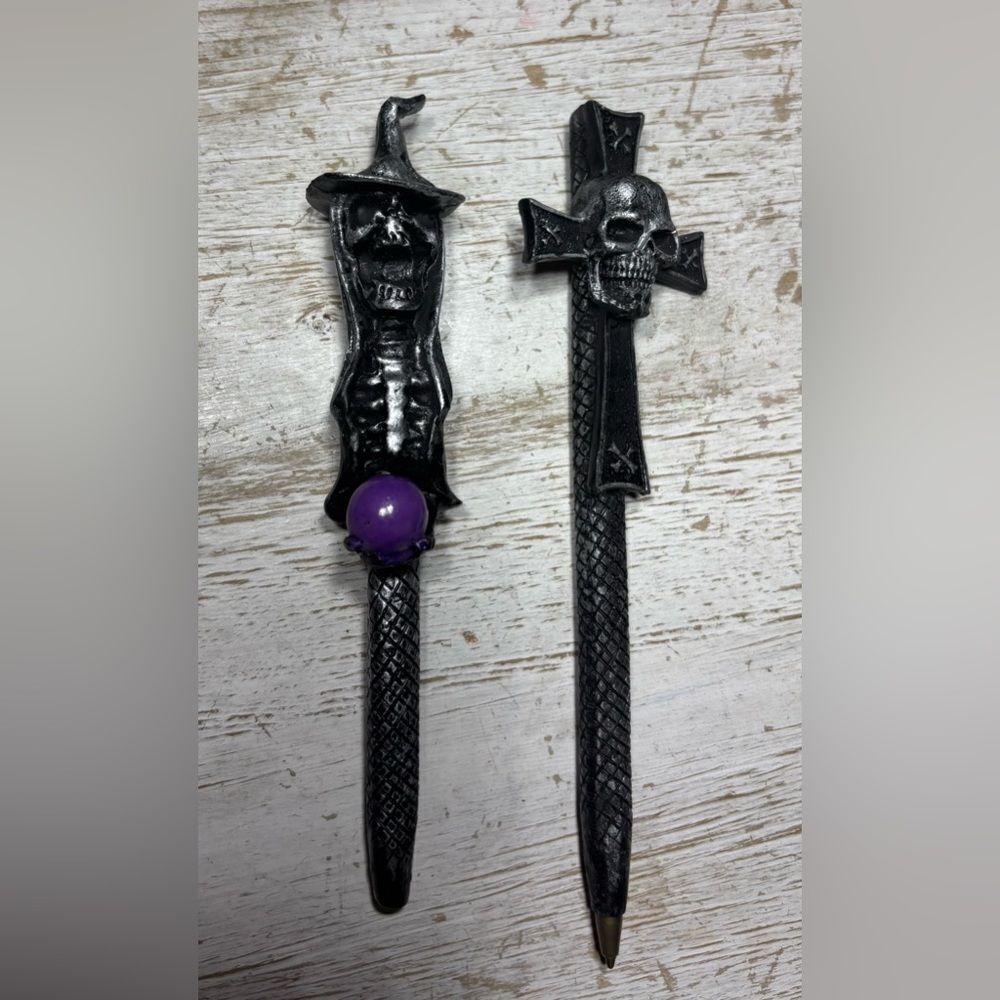 ⚡️💵🧨🎲 2 Novelty Skull Themed Pens EPC Decor Only